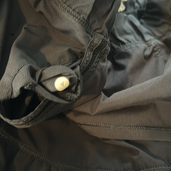 Lululemon In a Flash Multi-Layer Black Gray Laser Cut Ruffle Skirt Skort Size 4 - Picture 9 of 10